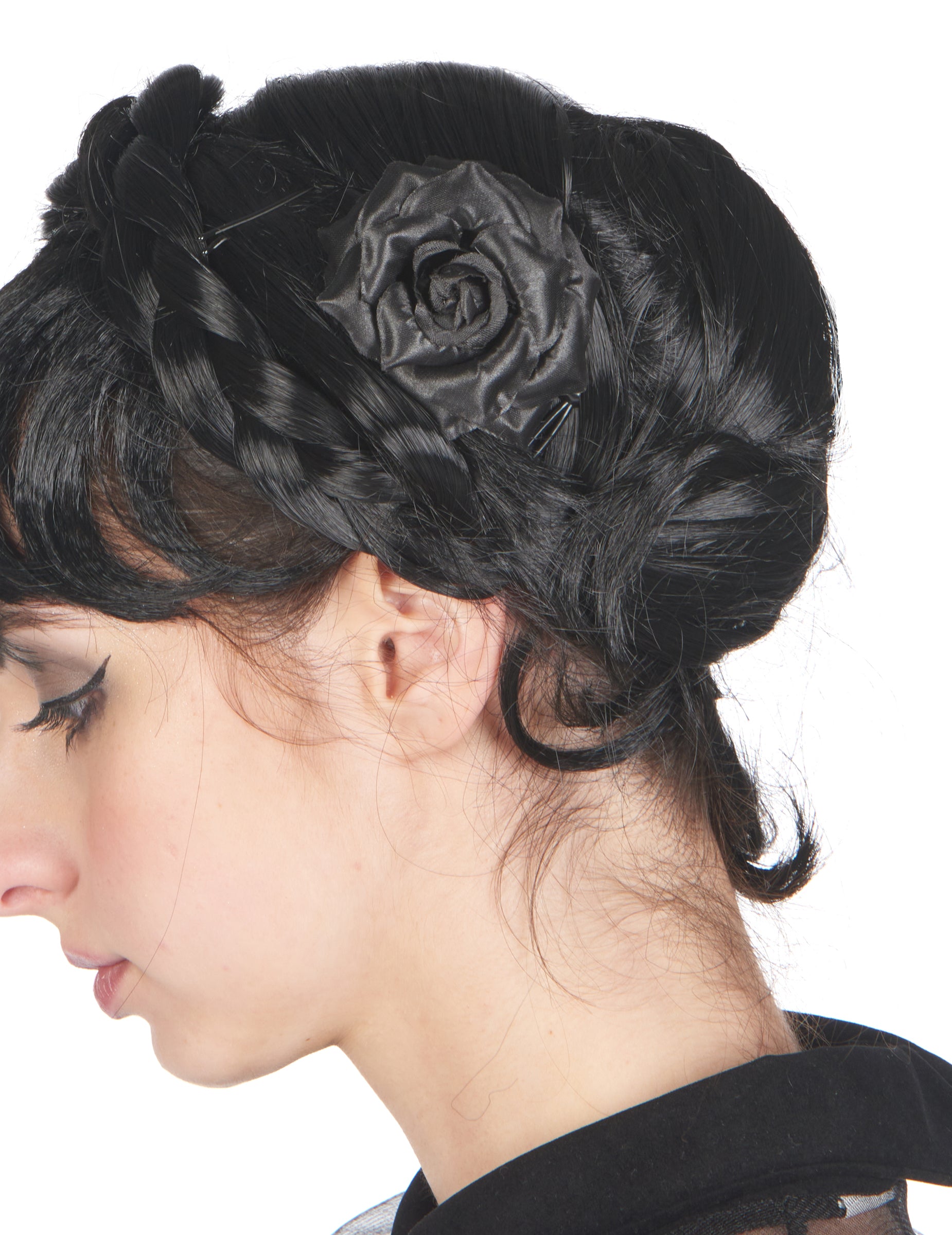 Détail de la coiffure avec rose noire du déguisement robe de bal gothique