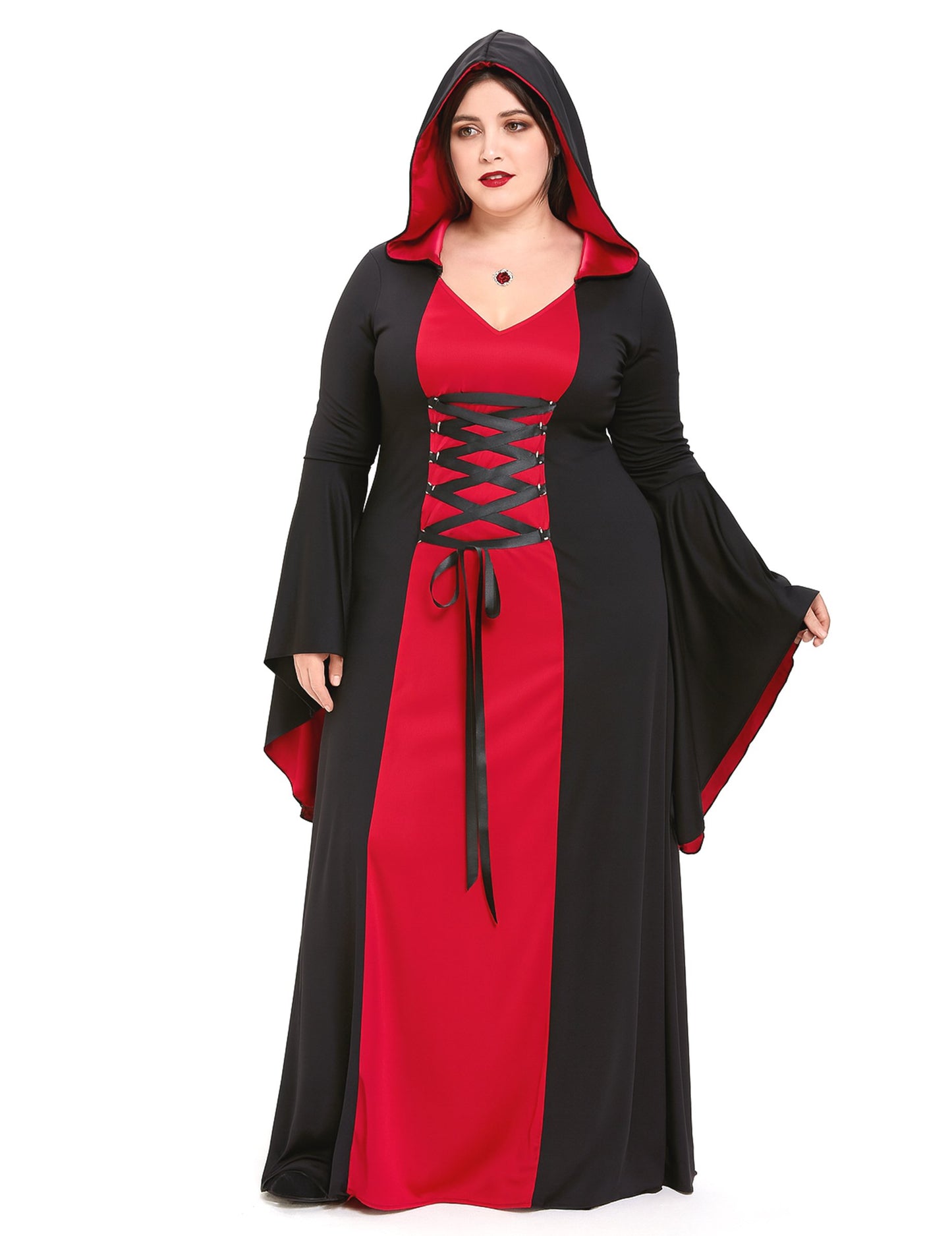 Dámský kostým zlého střihu s kapucí pro větší velikosti