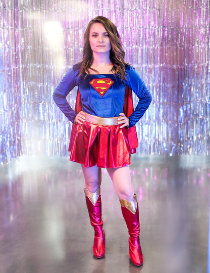 Pohled zepředu na sexy kostým Supergirl pro ženy