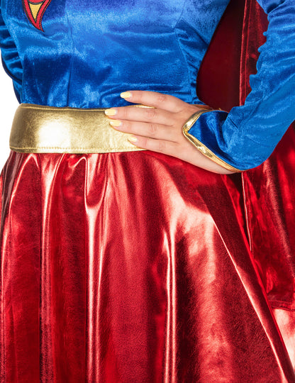 Detail pasu a pásku sexy kostýmu Supergirl