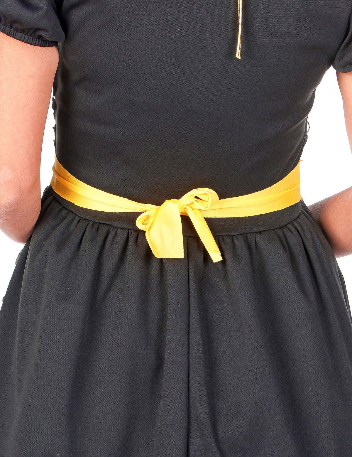 Détail du noeud jaune à la taille du déguisement sorcière diabolique