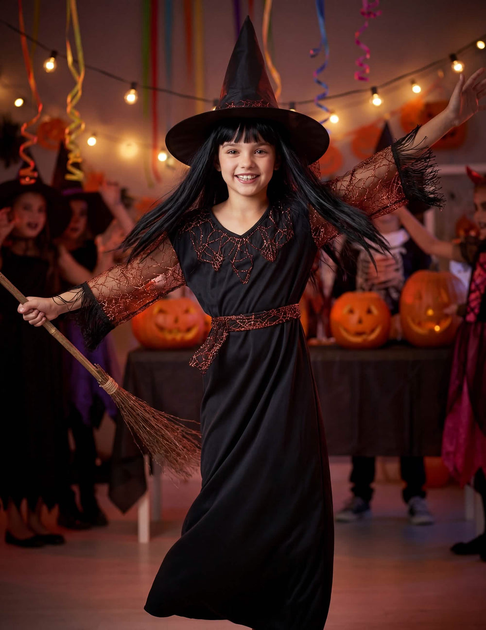Sváteční aranžmá s dýněmi z kostýmu čarodějnice halloween