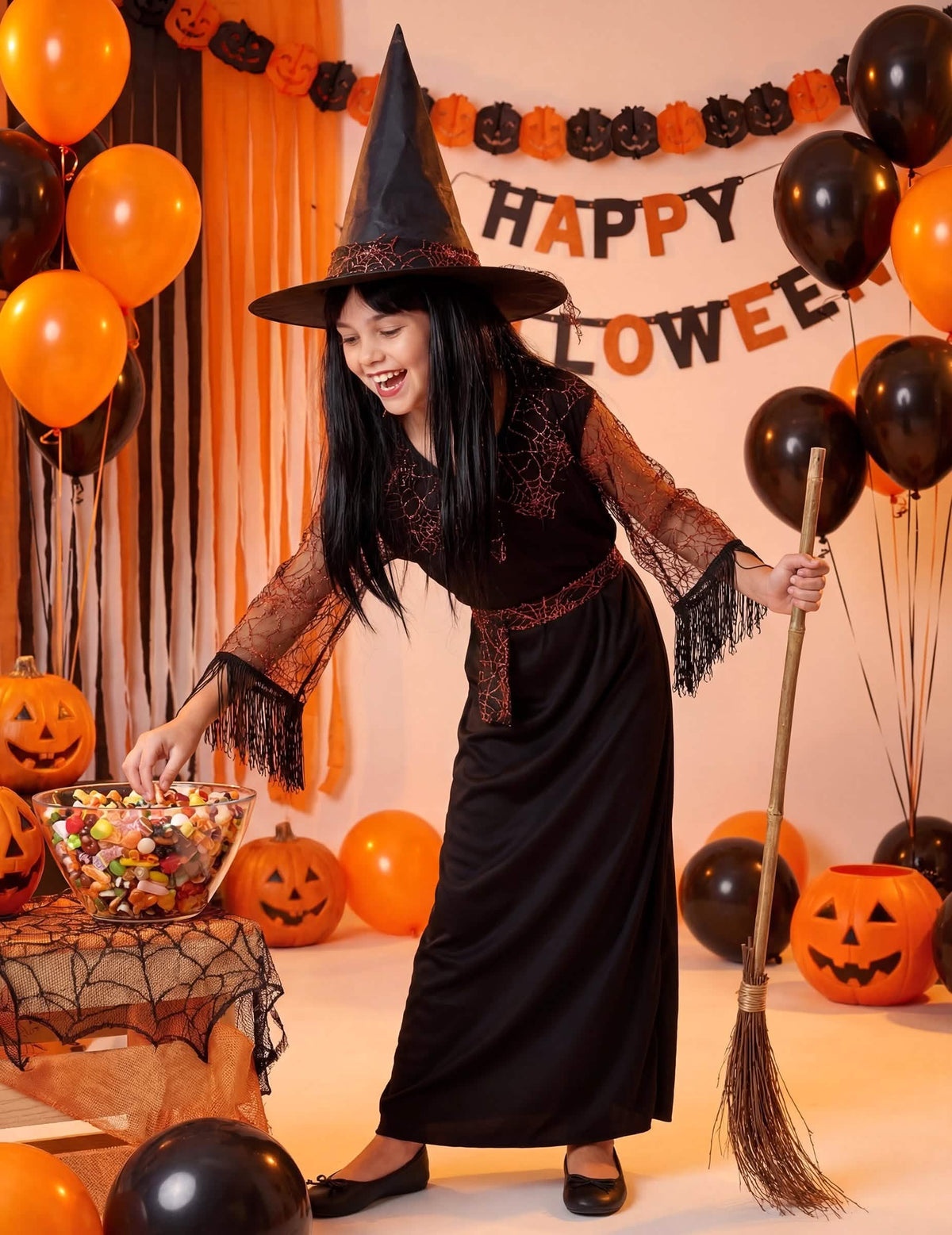 Scéna s miskou bonbonů z kostýmu čarodějnice halloween pro dívku