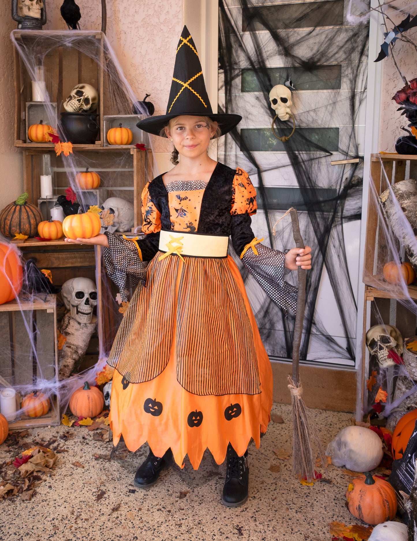 Dívčí oranžový kostým čarodějnice pro Halloween