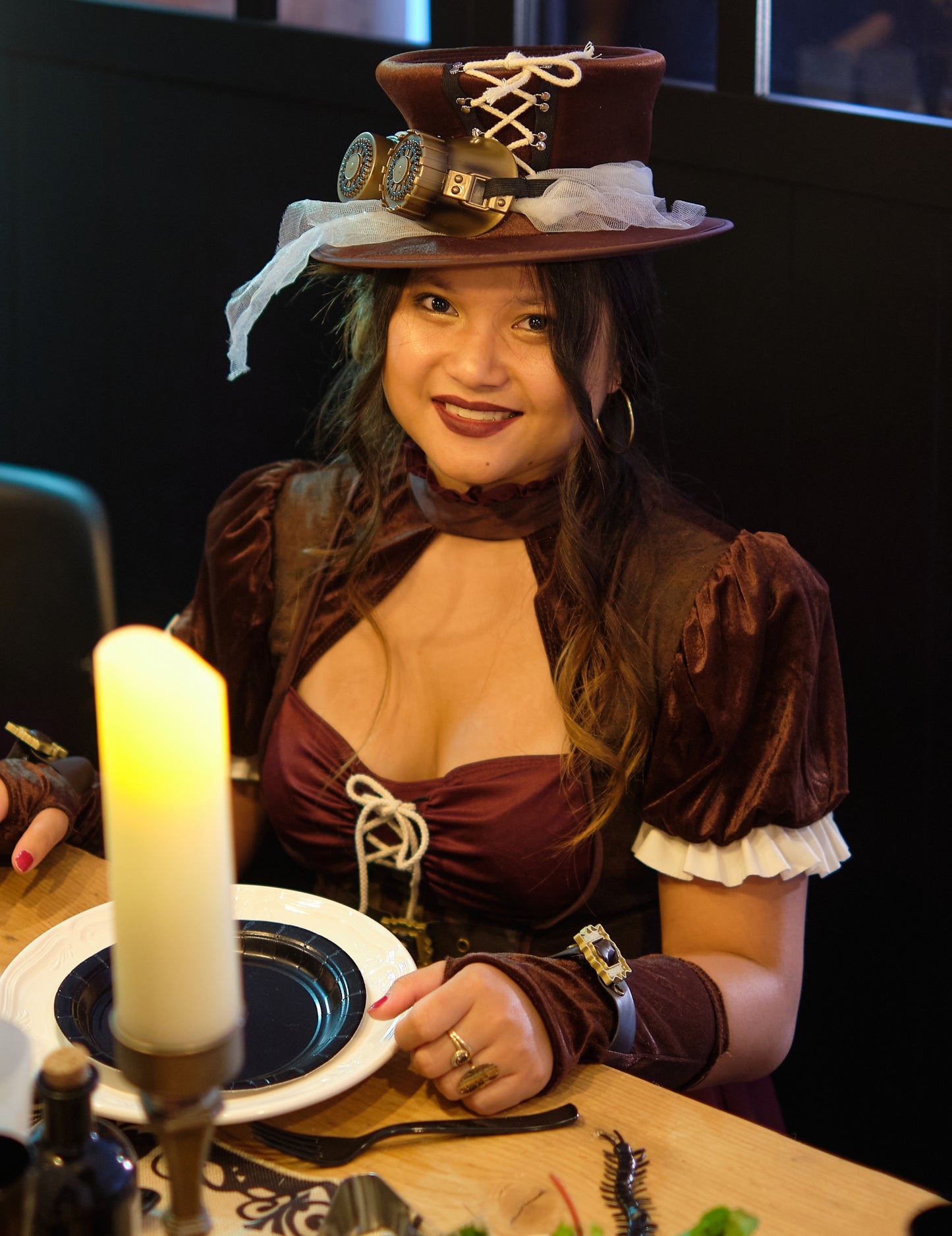 Gros plan sur le buste et le chapeau du déguisement steampunk pour femme