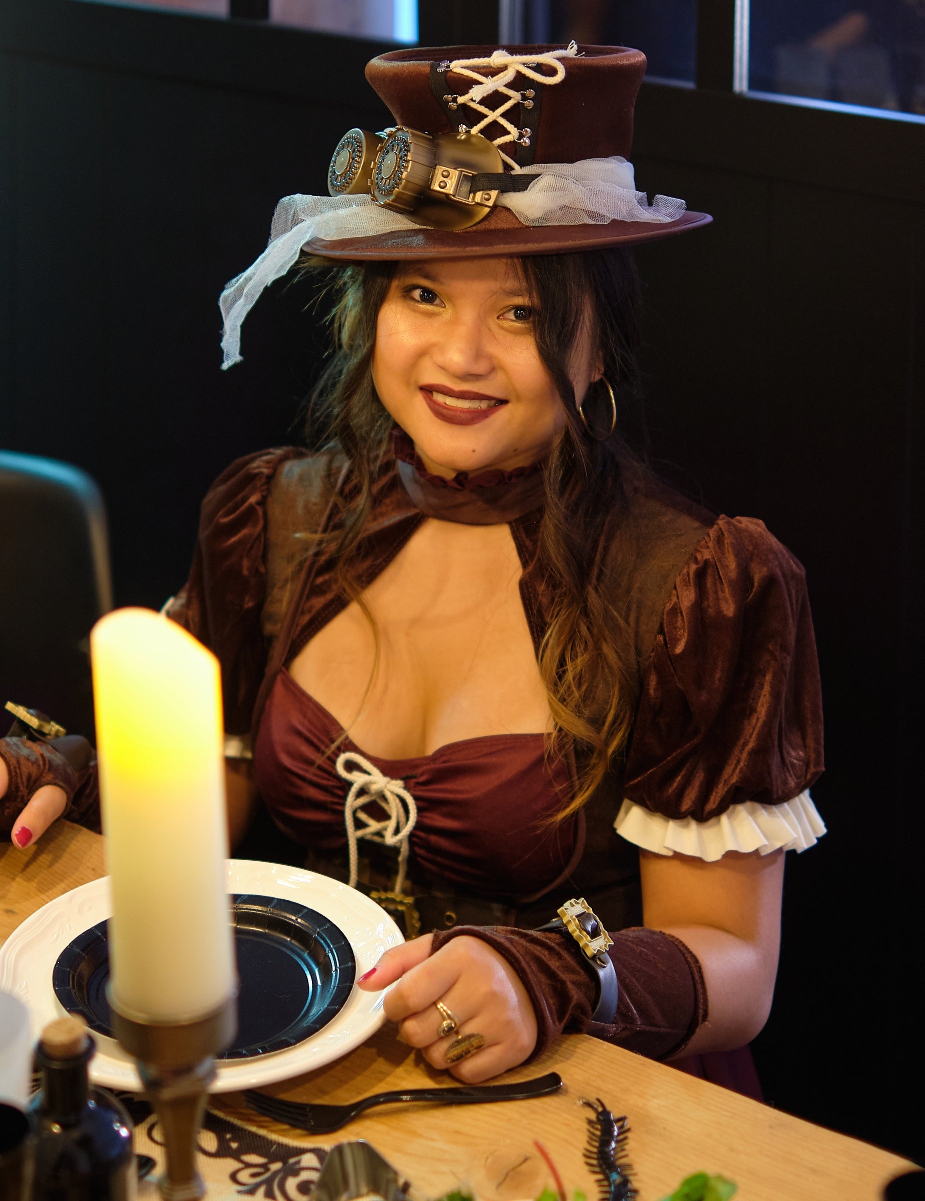 Gros plan sur le buste et le chapeau du déguisement steampunk pour femme