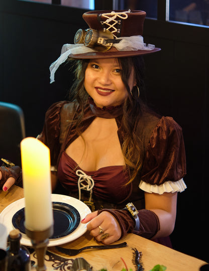 Gros plan sur le buste et le chapeau du déguisement steampunk pour femme