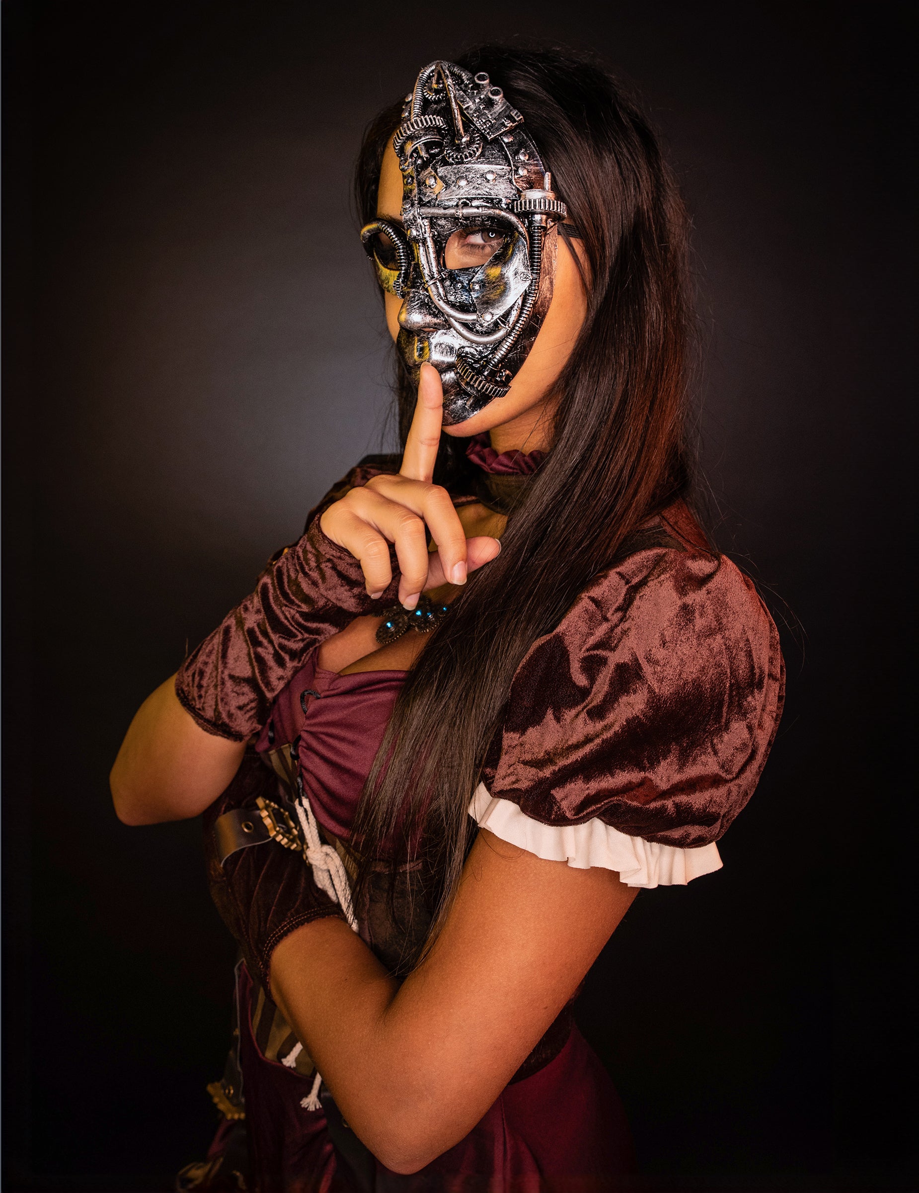 Détail du masque argenté mécanique du déguisement steampunk pour femme