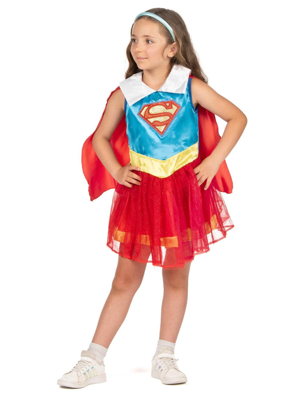 Pohled ze tří čtvrtin na kostým Supergirl DC Super Hero Girls
