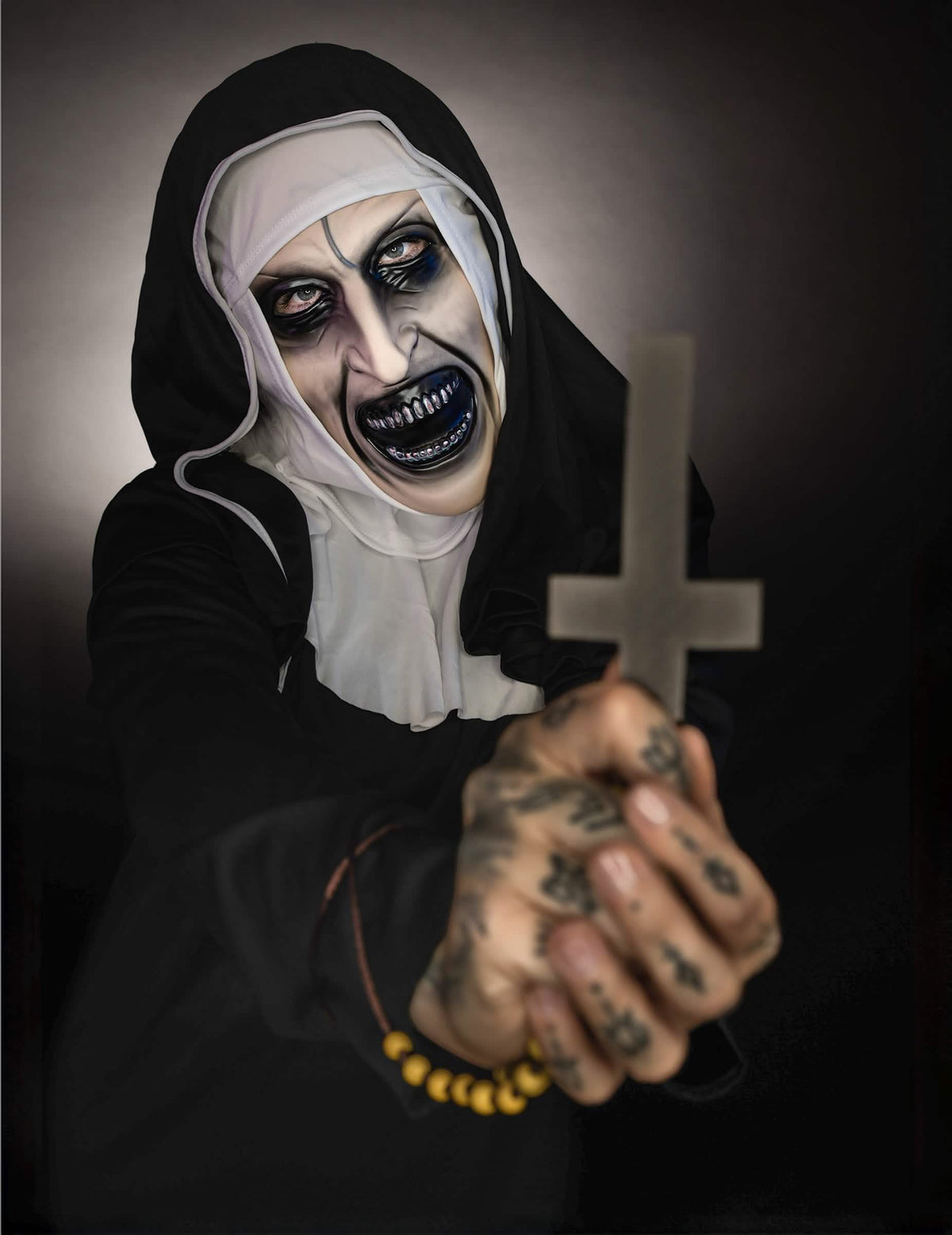 Detail kříže a děsivé tváře kostýmu The Nun™ pro dospělý