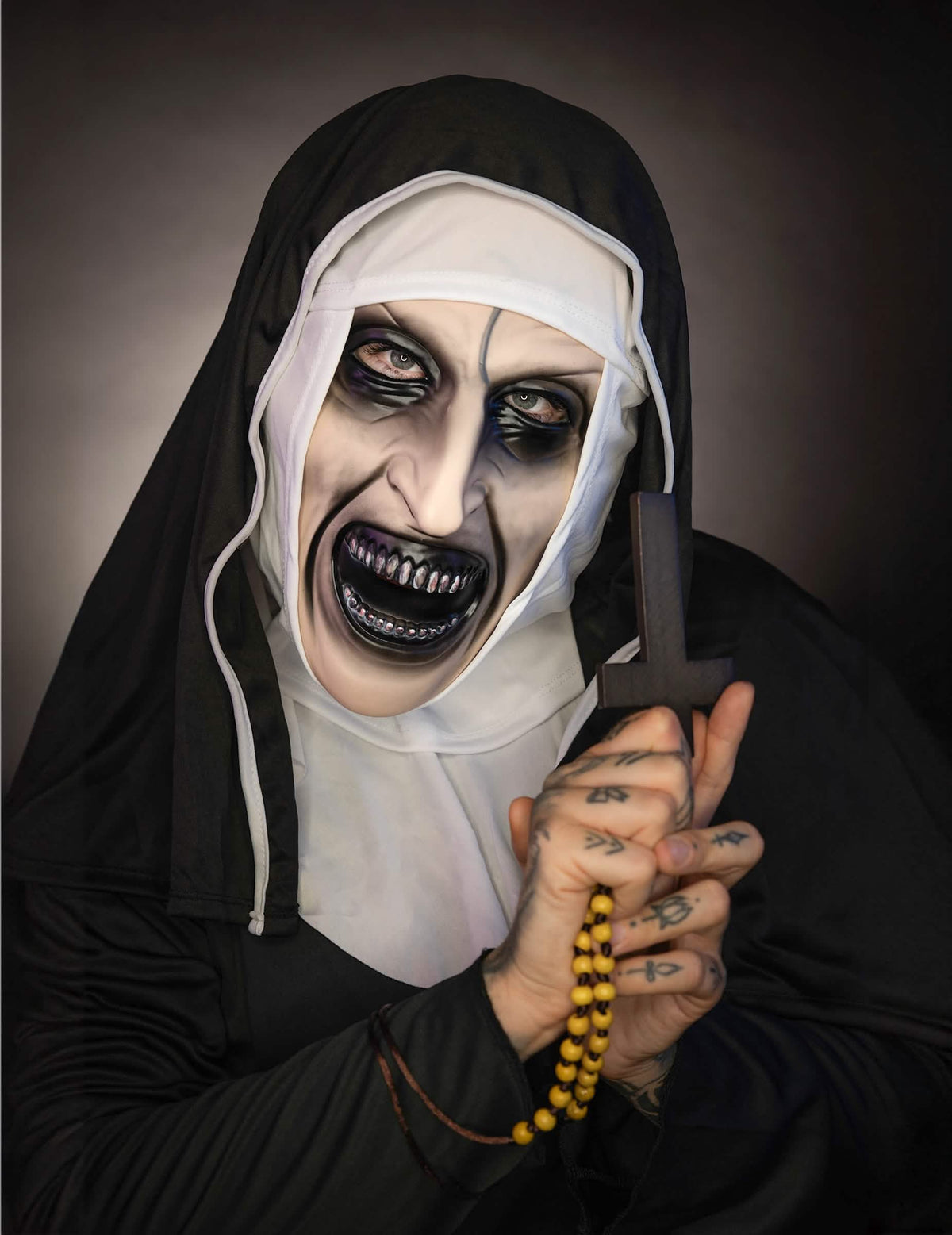 Detail na děsivou masku a růženec dospělého kostýmu The Nun™
