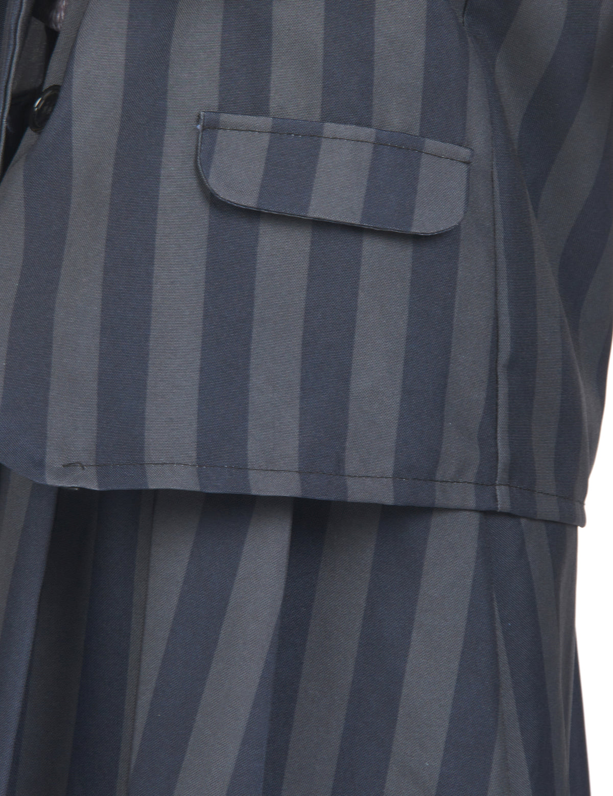 Gros plan sur la poche de la veste du déguisement uniforme scolaire gothique pour enfant