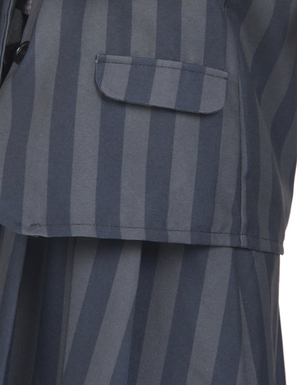 Détail de la poche du veston et de la jupe du déguisement uniforme scolaire gothique pour enfant