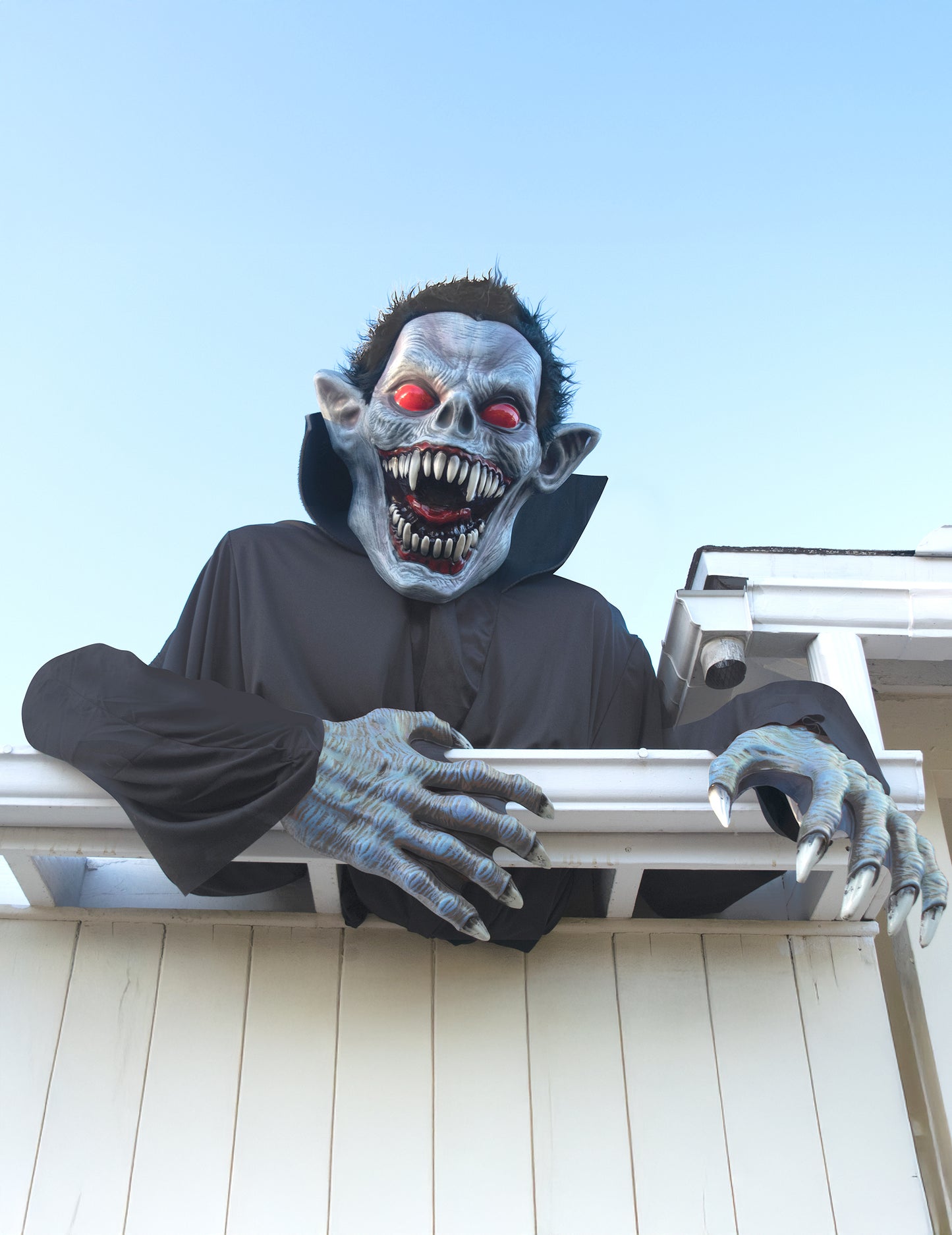 Gros plan sur le masque et les mains du déguisement vampire géant 2 en 1