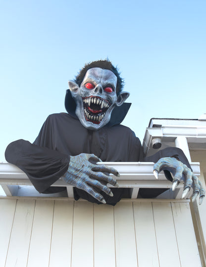 Gros plan sur le masque et les mains du déguisement vampire géant 2 en 1