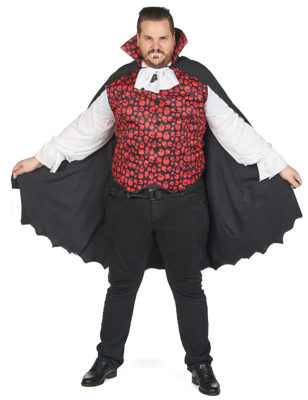 Pose avec cape tenue ouverte du déguisement de vampire pour homme