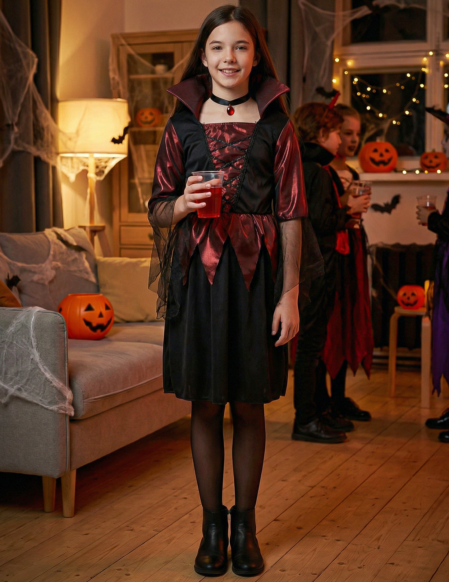 Mise en situation du déguisement vampire satiné pour fille