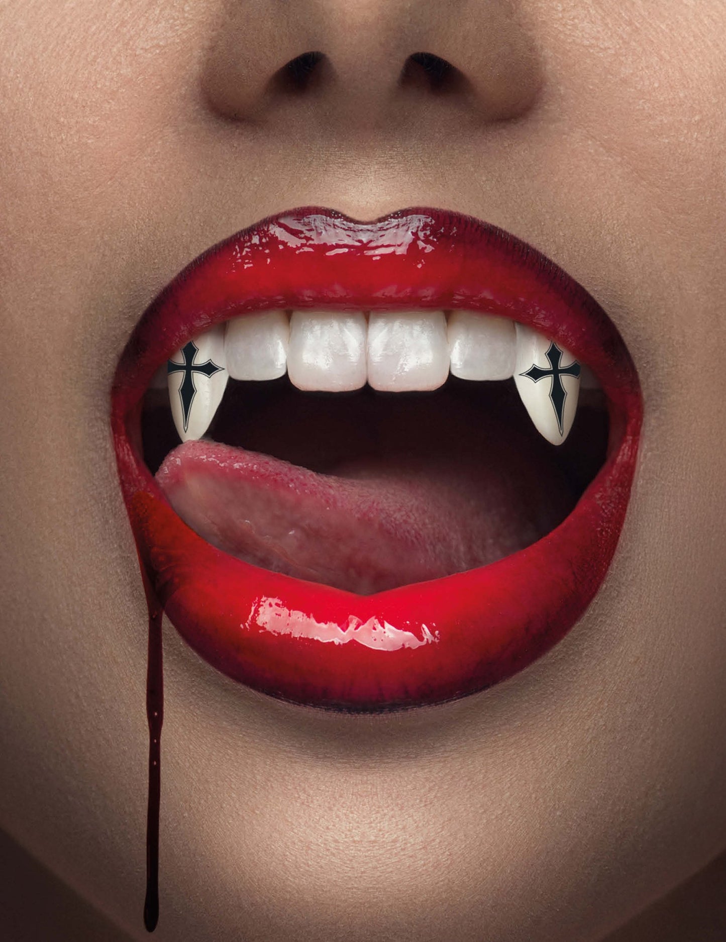 Upíří zuby s gotickými kříži