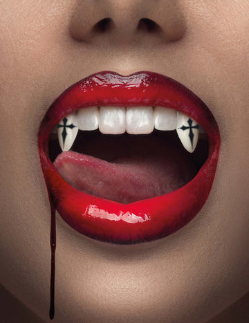 Upíří zuby s gotickými kříži