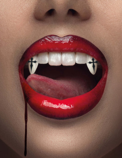 Upíří zuby s gotickými kříži