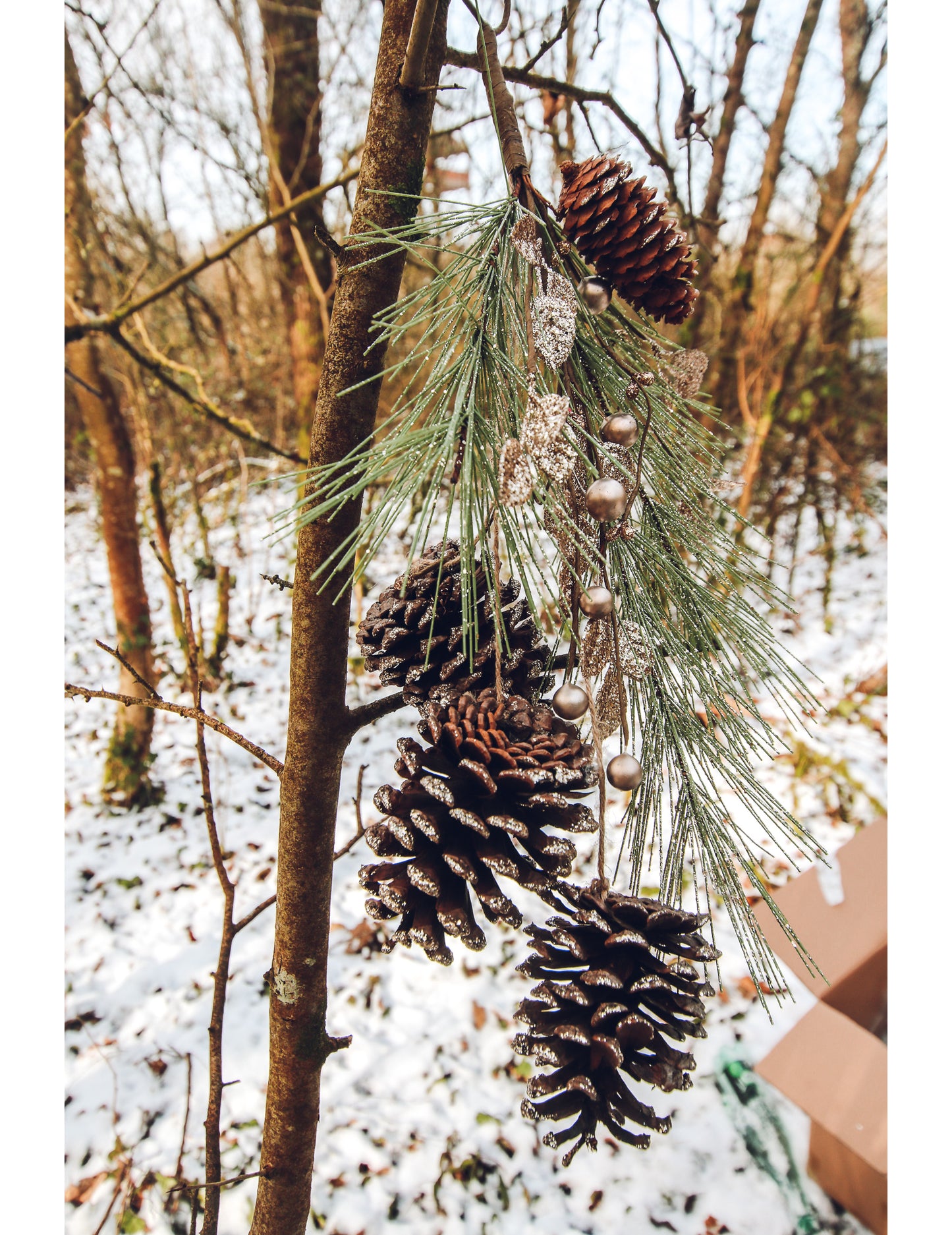 Girlanda z šišek se třpytkami v barvě šampaňského 45 cm 