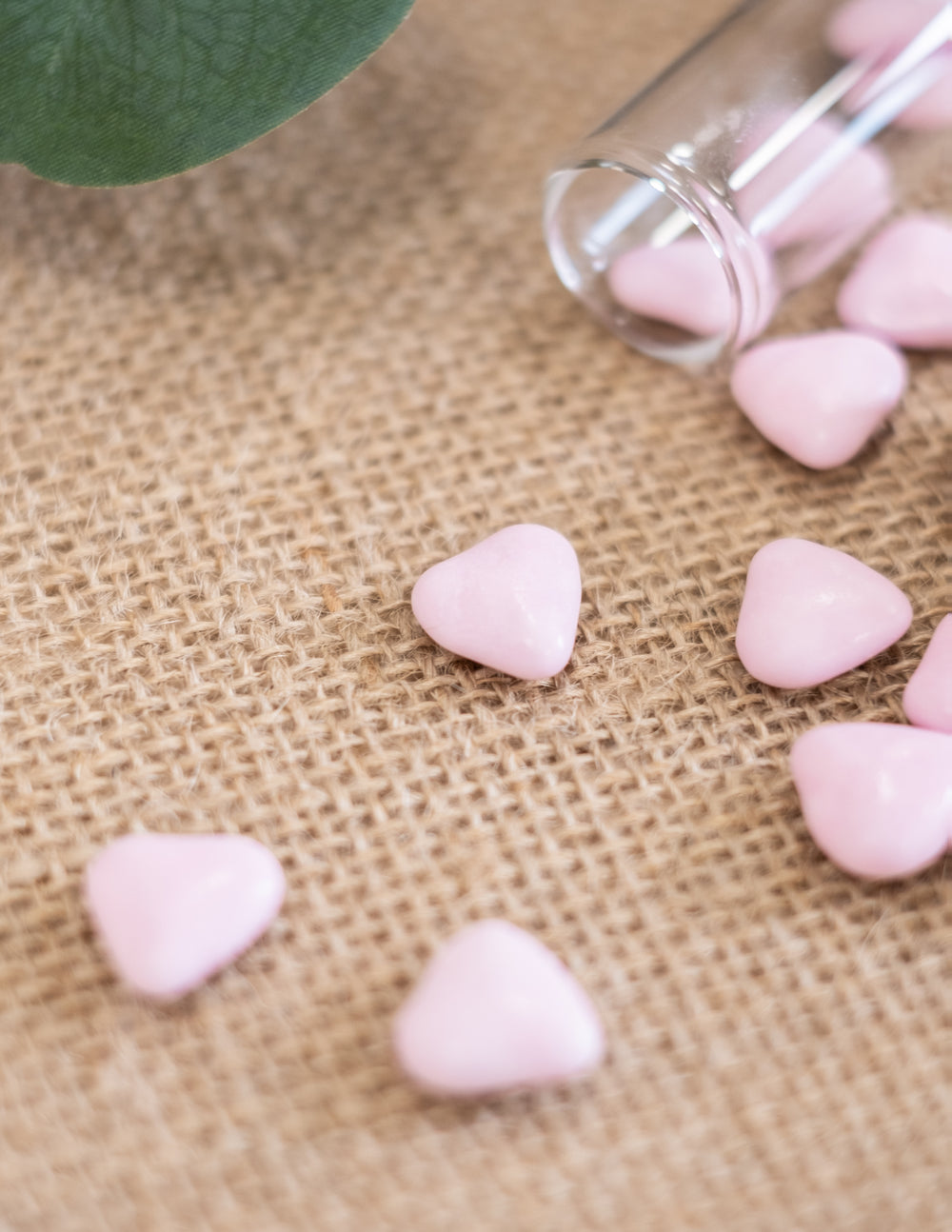 Gros plan sur les dragées mini coeur chocolat pour mariage rose clair