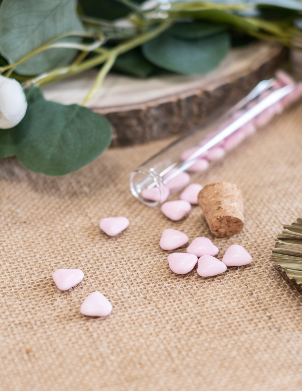 Mise en situation avec éprouvette en verre des dragées mini coeur chocolat pour mariage