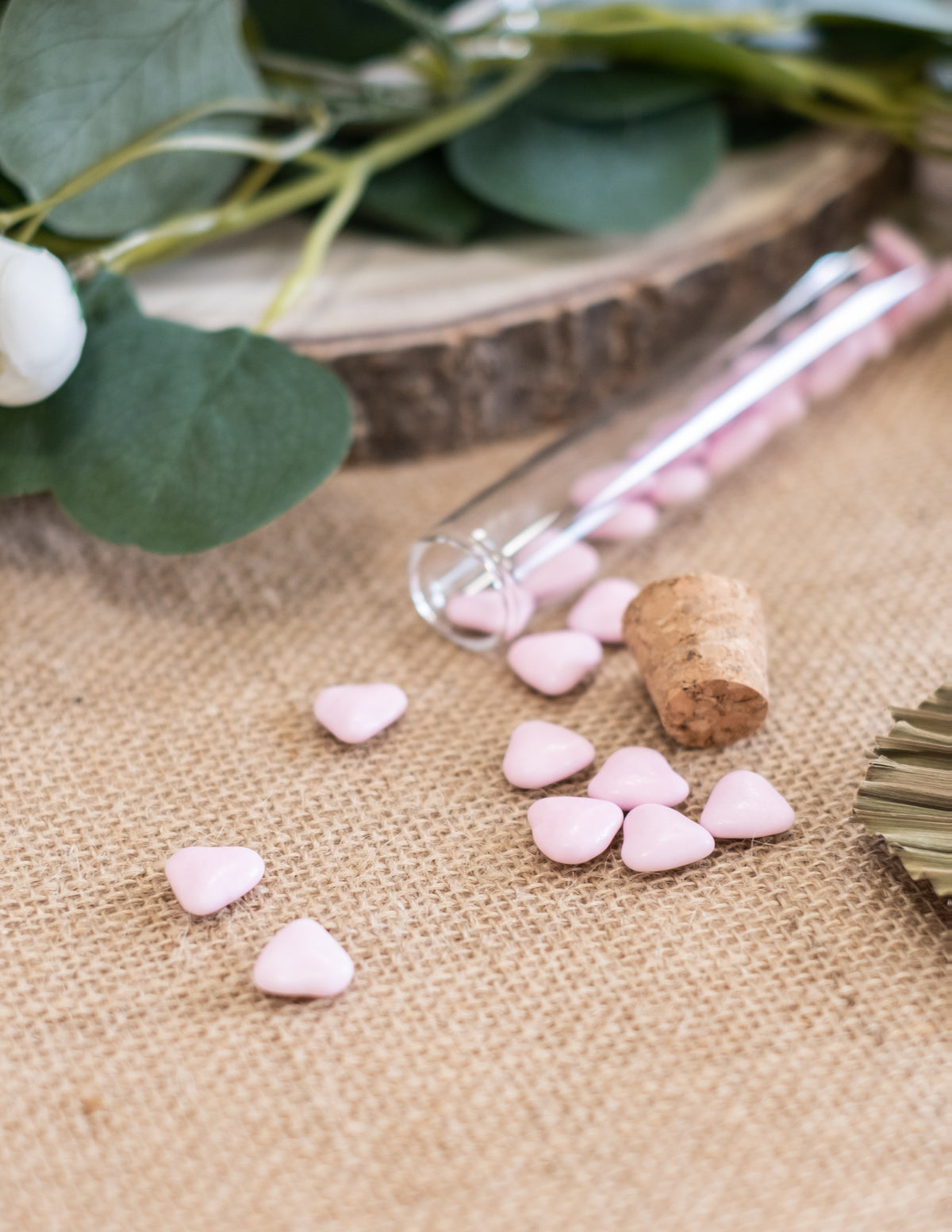 Mise en situation avec éprouvette en verre des dragées mini coeur chocolat pour mariage