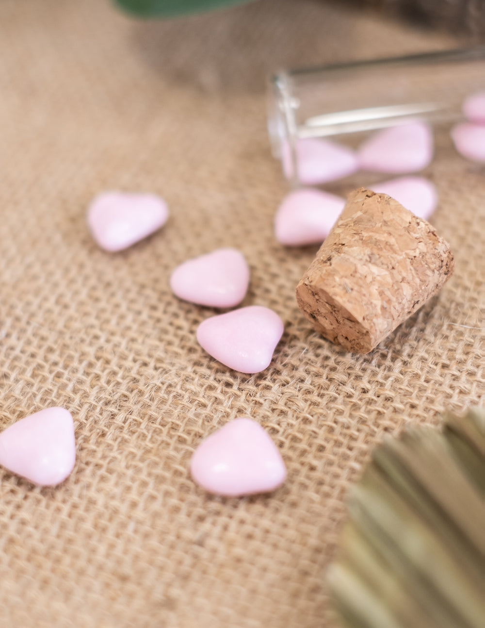 Détail avec bouchon en liège des dragées mini coeur chocolat pour mariage