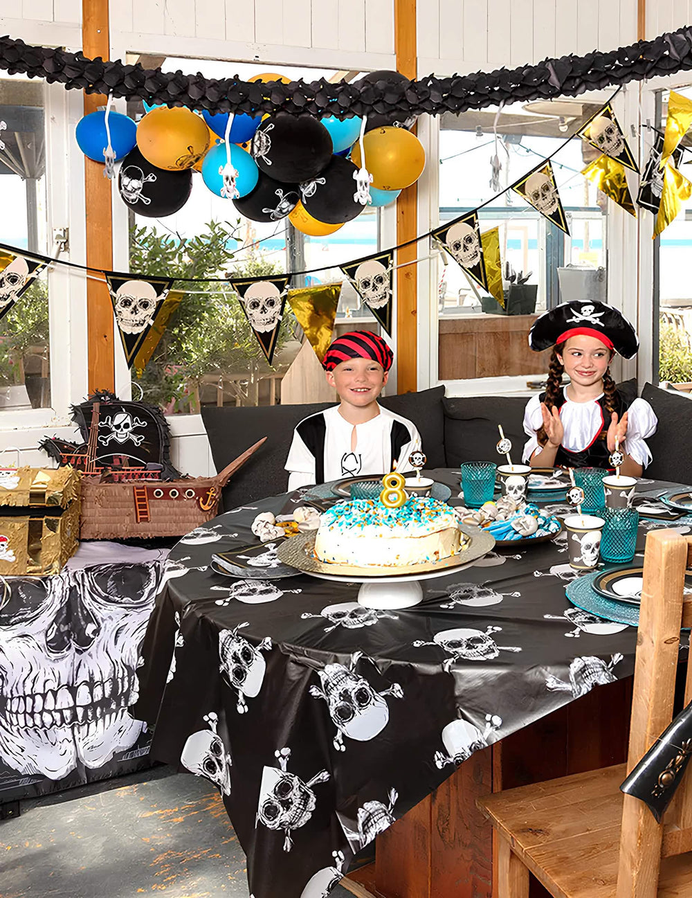 Zinscenování během narozenin s pirátskou vlajkou Jolly Roger