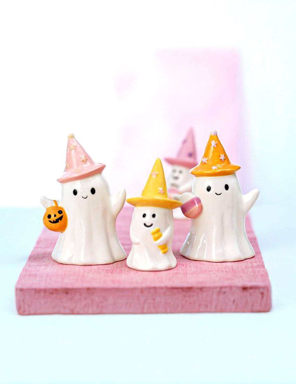 Dekorační duch Summerween z keramiky s hvězdným kloboukem 9,5 x 8 x 15 cm
