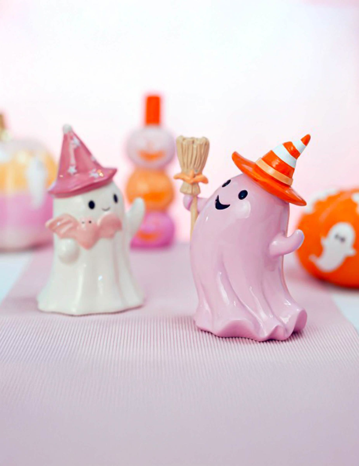 Dekorativní duch Summerween z pryskyřice s pastelově růžovou koštětem 12,3 x 8,8 x 15 cm