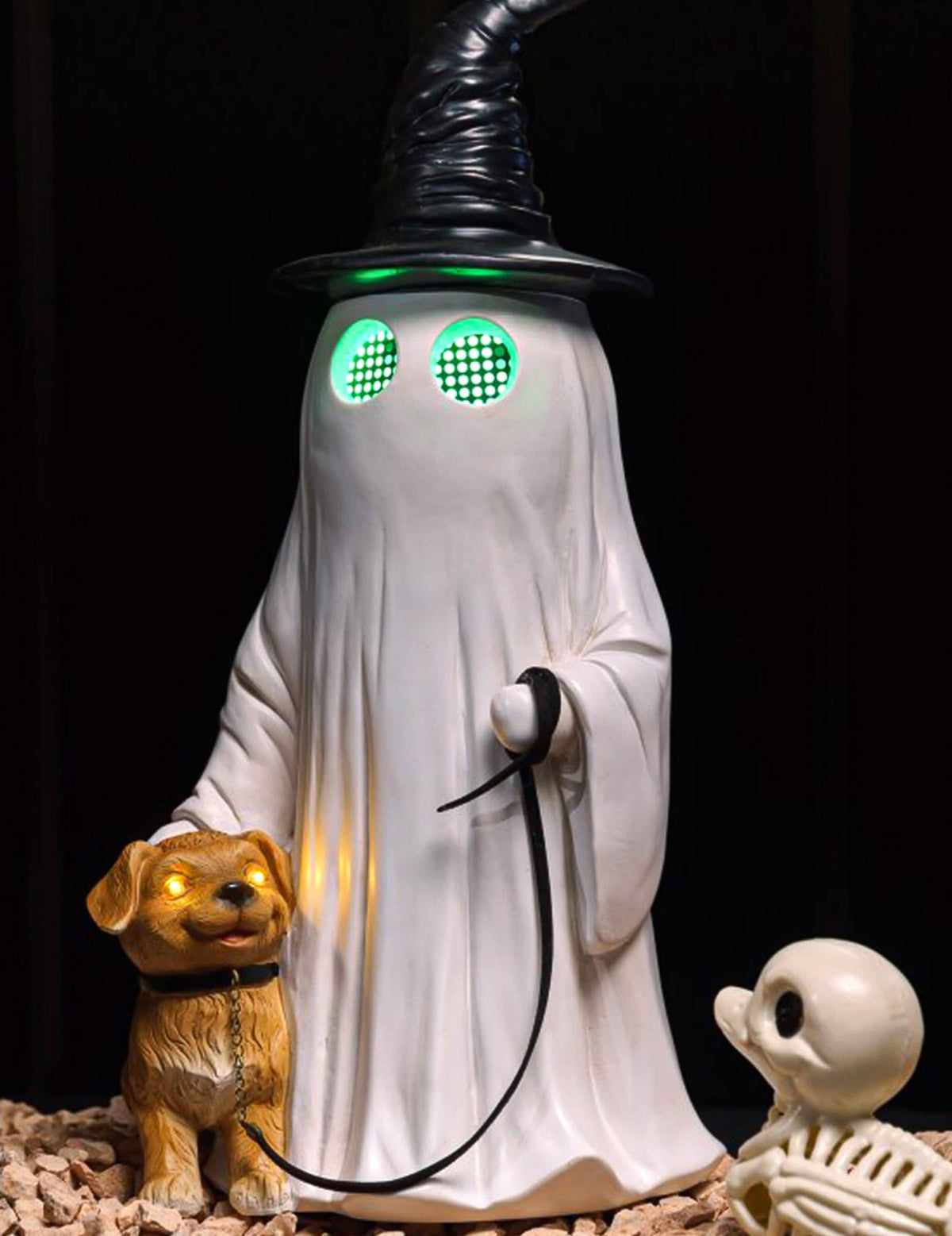 Dekorační duch Summerween z pryskyřice se špičatým kloboukem, psem a animovanýma LED očima 23,5 x 20 x 45,5 cm
