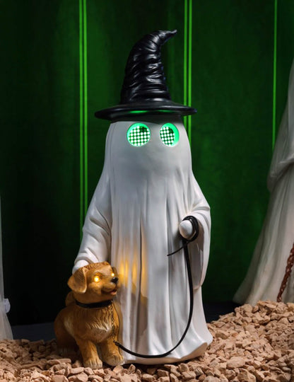 Dekorační duch Summerween z pryskyřice se špičatým kloboukem, psem a animovanýma LED očima 23,5 x 20 x 45,5 cm