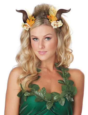 Hnědé okouzlené rohy obklopené oranžovými květy