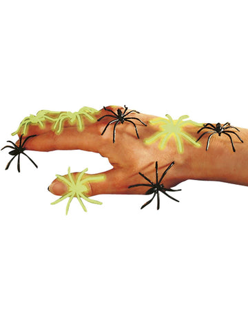 Falešní černí a svítící pavouci na Halloween