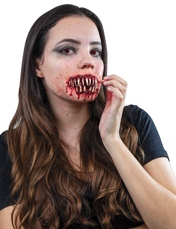 Dospělé krvavé špičaté umělé zuby