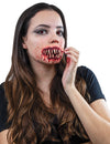 Fausses dents pointues ensanglantées pour adulte rouges et blanches