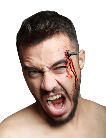 Zatlučený umělý hřebík