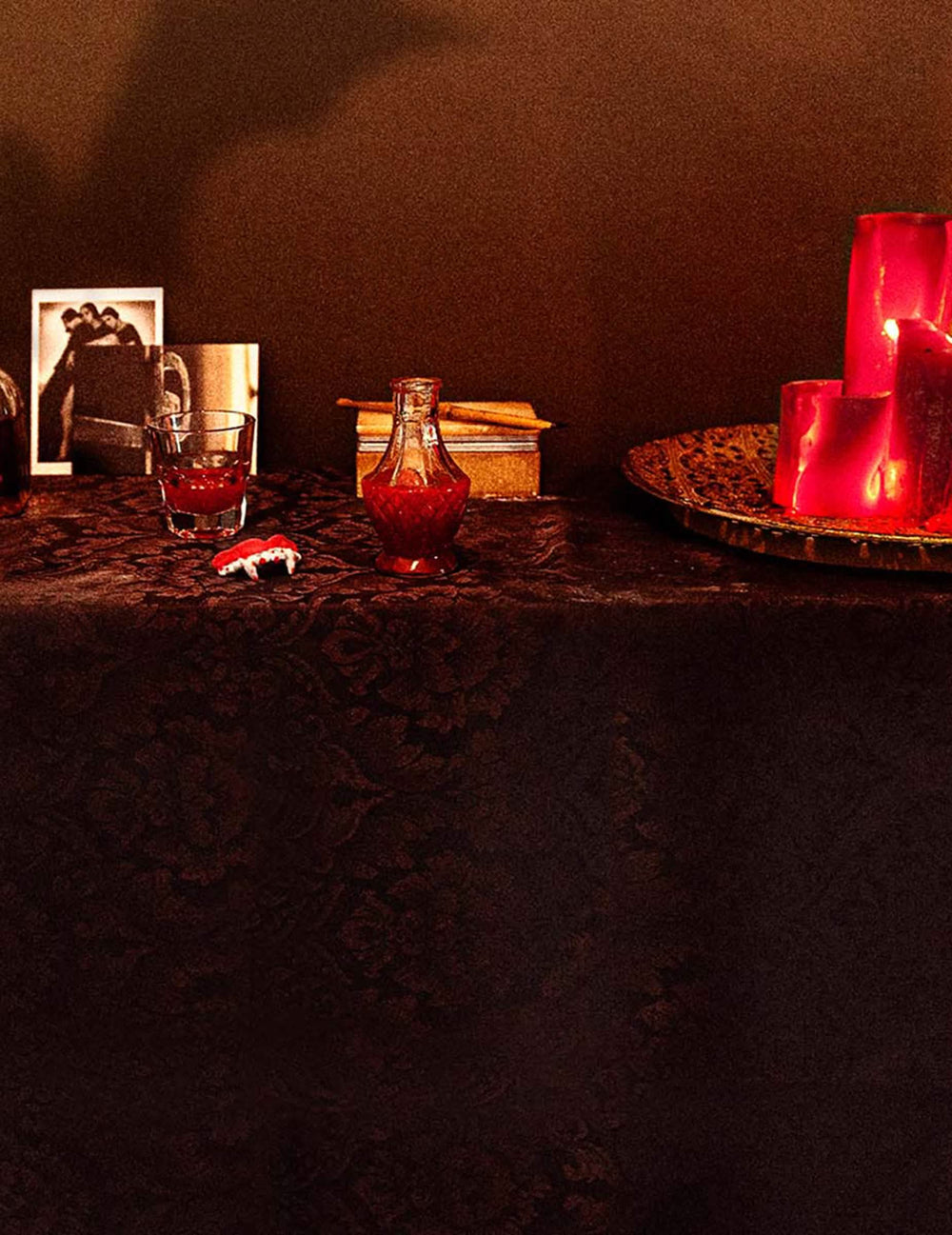 Scénická atmosféra s falešnou krví na textil halloween