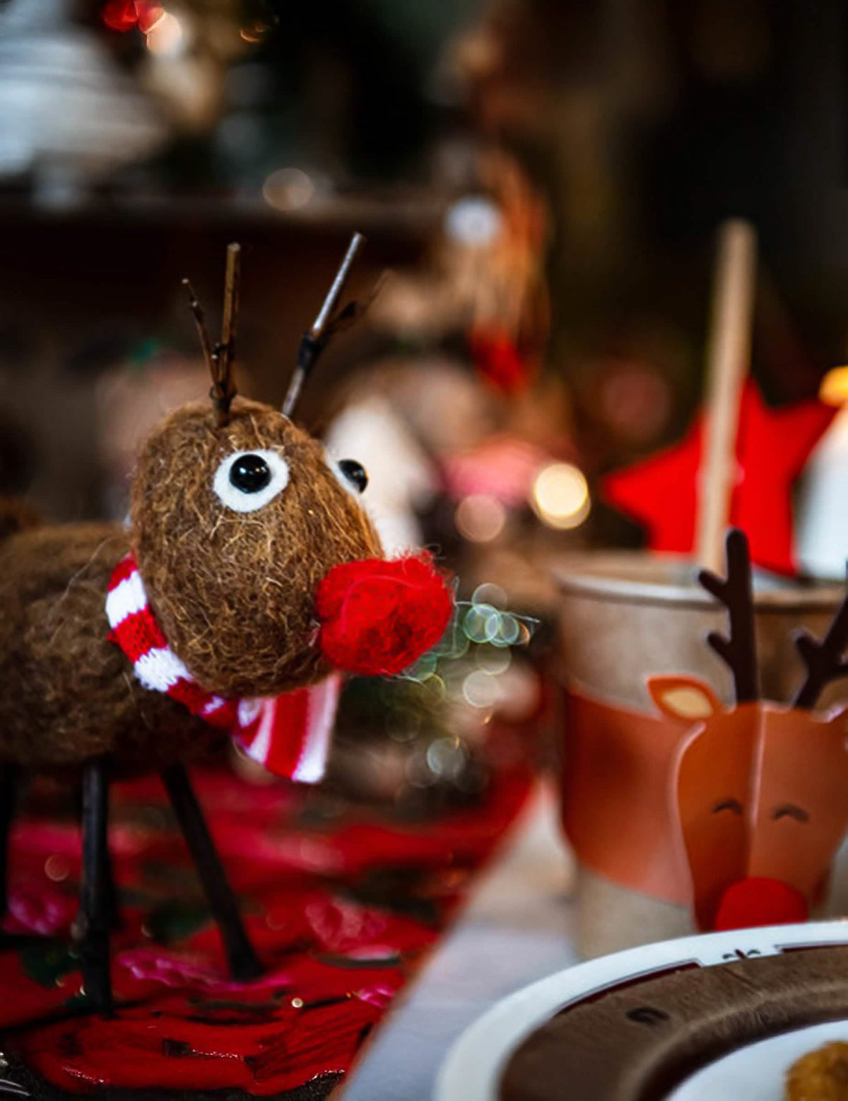 Figurka z plstěné vlny sob Rudolf pro dekoraci hnědá s červeným nosem a pruhovanou šálou