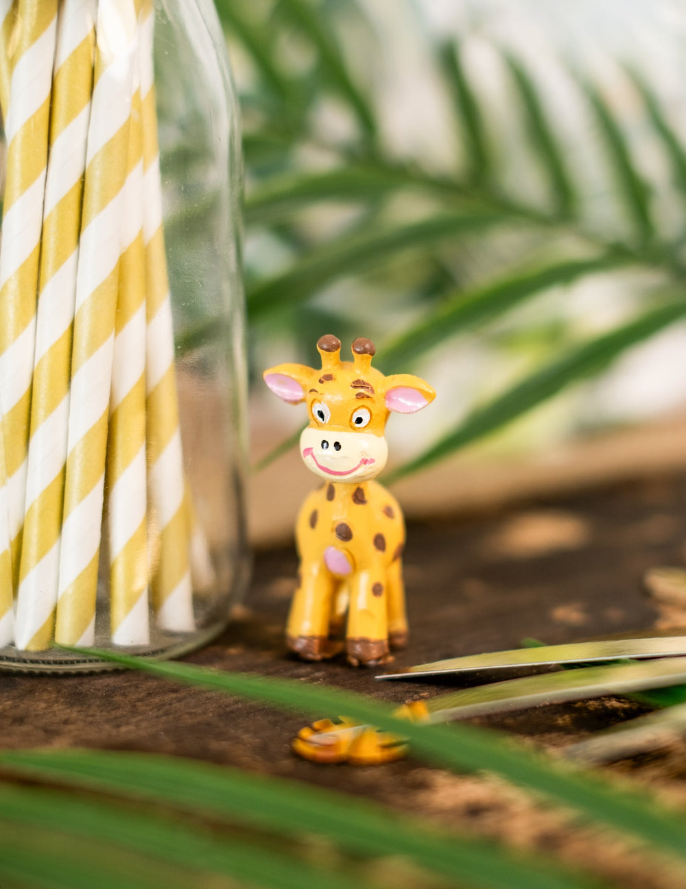 Gros plan de la figurine en résine girafe thème safari