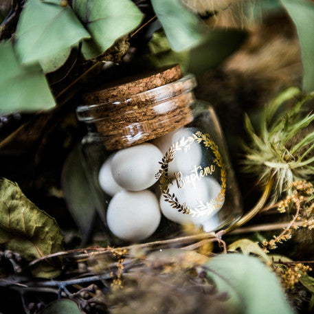 Mise en situation champêtre de la fiole en verre baptême couronne or