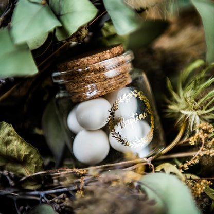 Mise en situation champêtre de la fiole en verre baptême couronne or