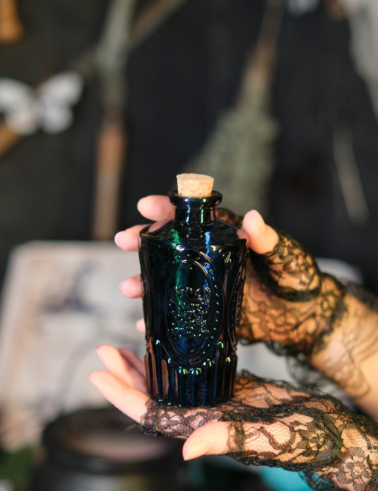 Skleněná lahvička o průměru půlnoční modré 13,5 cm