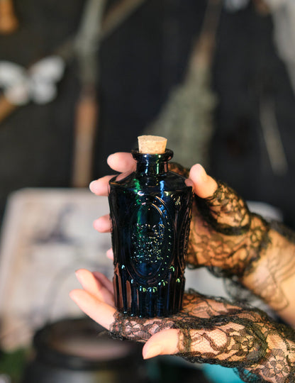 Skleněná lahvička o průměru půlnoční modré 13,5 cm