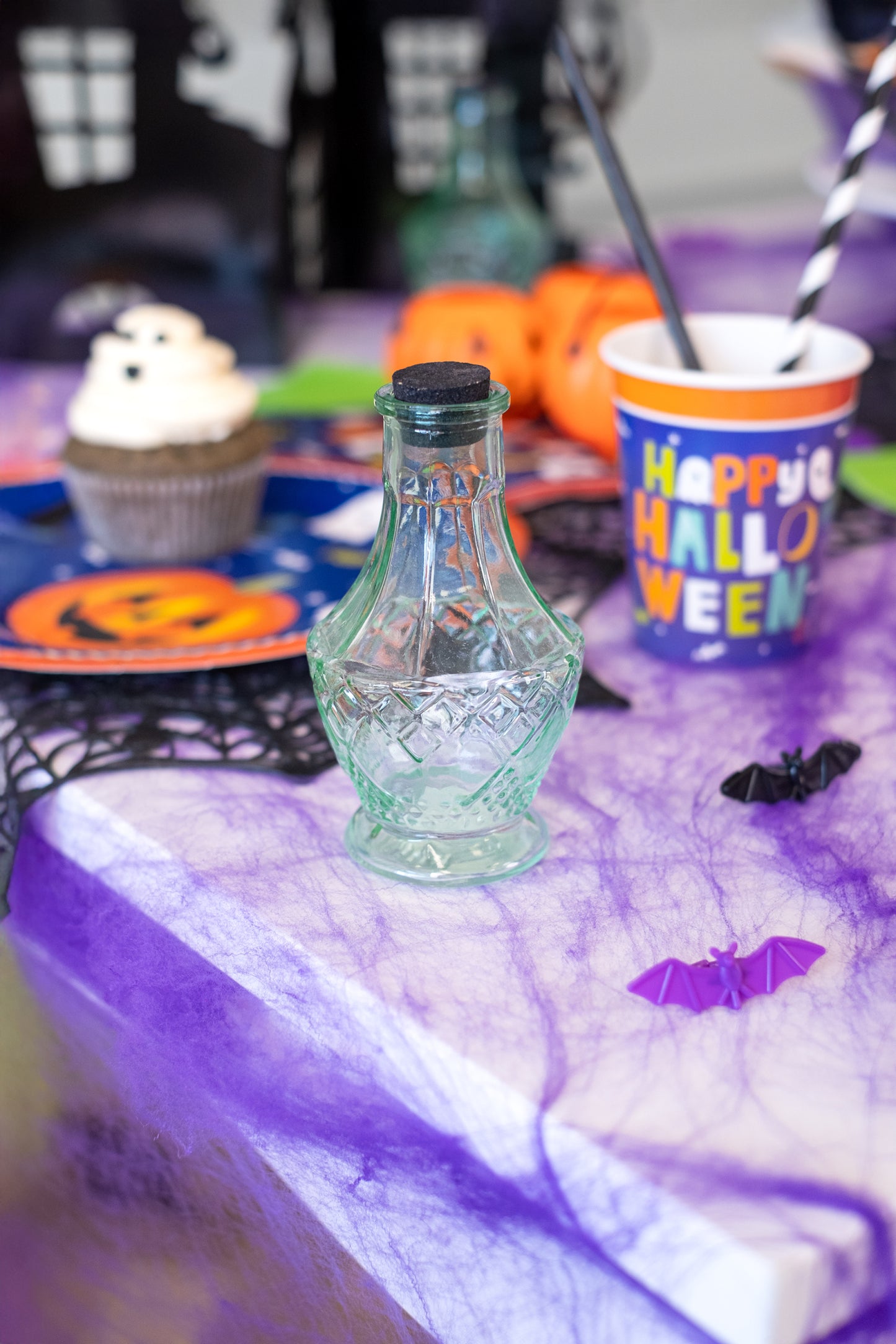 Zelená skleněná lahvička 11,5 cm