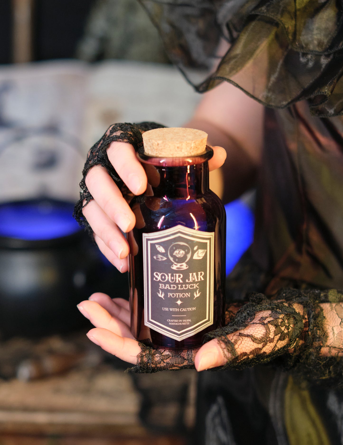 Fialová skleněná lahev s kyselými lektvary 13,5 cm