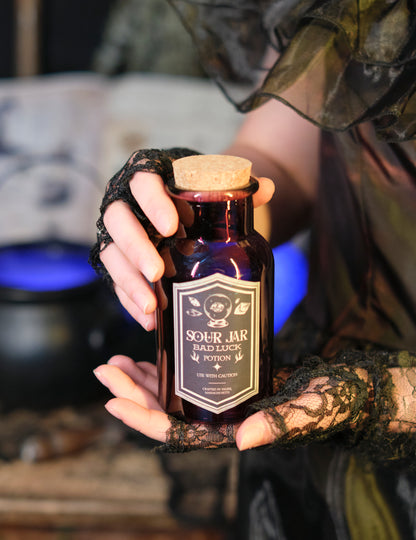 Fialová skleněná lahev s kyselými lektvary 13,5 cm