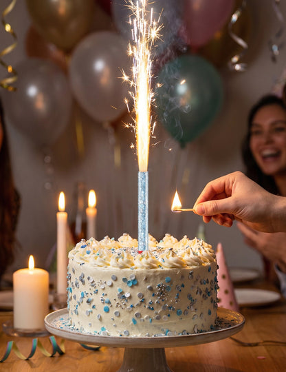 Mise en situation sur un gâteau de la grande fontaine scintillante dorée pour fête